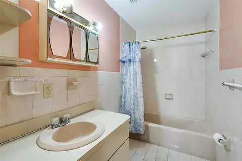 Bath - 1735 SW 15th St, Miami, FL 33145 photo 2 of 2