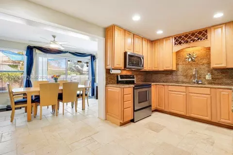 Kitchen - 19049 SE Robert Dr, Jupiter, FL 33469 photo 4 of 6