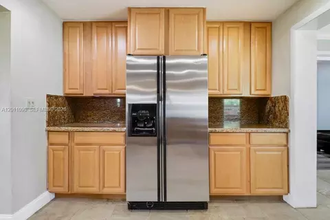 Kitchen - 19049 SE Robert Dr, Jupiter, FL 33469 photo 5 of 6