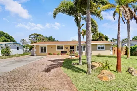 Exterior - 19049 SE Robert Dr, Jupiter, FL 33469 photo 2 of 6