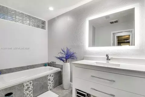 Bath - 19049 SE Robert Dr, Jupiter, FL 33469 photo 2 of 4