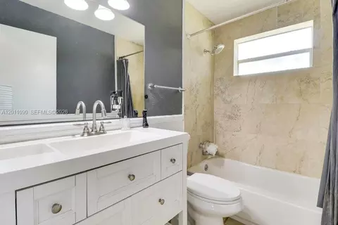 Bath - 19049 SE Robert Dr, Jupiter, FL 33469 photo 4 of 4