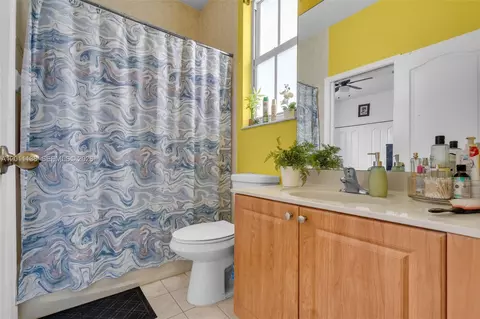 Bath - 8031 W 36th Ave #1, Hialeah, FL 33018 photo 2 of 4