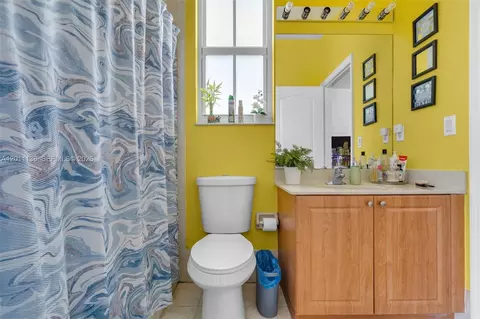 Bath - 8031 W 36th Ave #1, Hialeah, FL 33018 photo 3 of 4