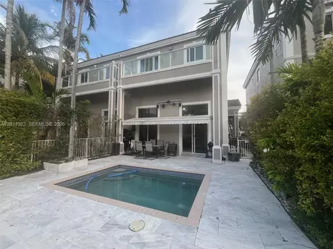 3915 NE 168th St #3915, North Miami Beach, FL 33160