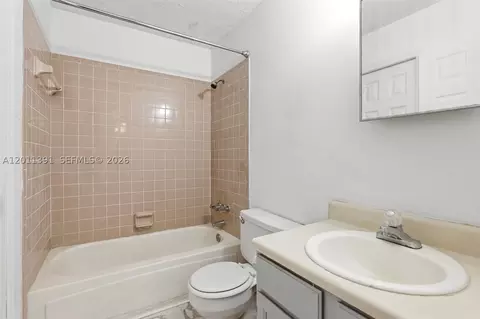 Bath - 207 SE 6th Ave, Okeechobee, FL 34974 photo 1 of 2