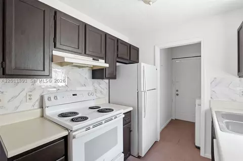 Kitchen - 207 SE 6th Ave, Okeechobee, FL 34974 photo 4 of 4