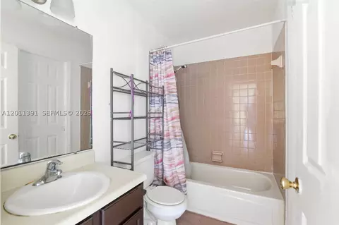 Bath - 207 SE 6th Ave, Okeechobee, FL 34974 photo 2 of 2