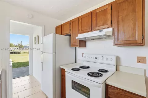 Kitchen - 207 SE 6th Ave, Okeechobee, FL 34974 photo 3 of 4