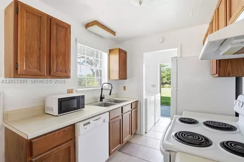 Kitchen - 207 SE 6th Ave, Okeechobee, FL 34974 photo 1 of 4