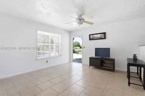 Living - 207 SE 6th Ave, Okeechobee, FL 34974 photo 3 of 3