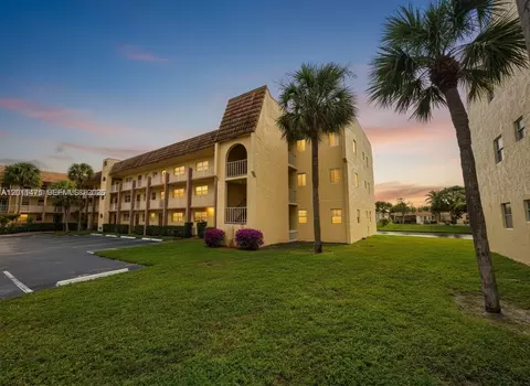 8465 Sunrise Lakes Blvd #212, Sunrise, FL 33322