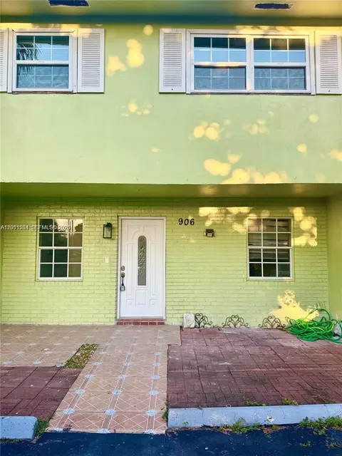 906 SW 74th Ave, North Lauderdale, FL 33068