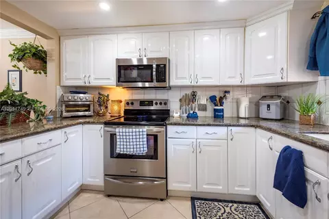 9491 Evergreen Pl #302, Davie, FL 33324