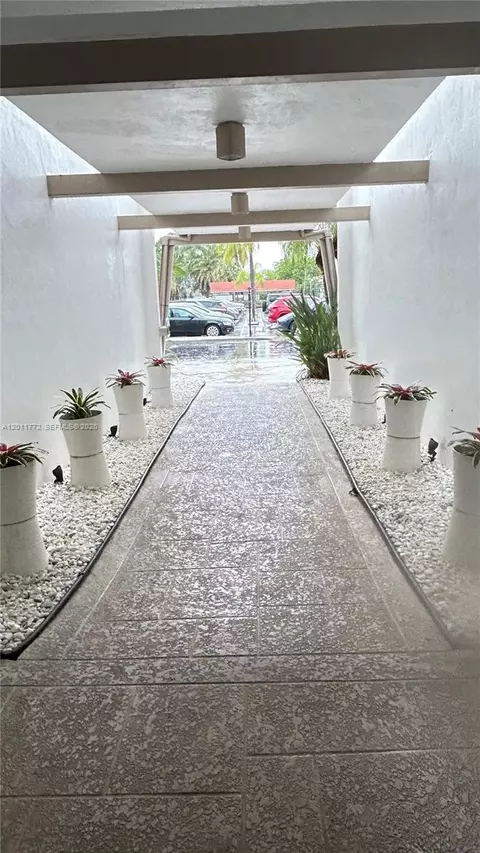 3000 NE 16th Ave #405, Oakland Park, FL 33334