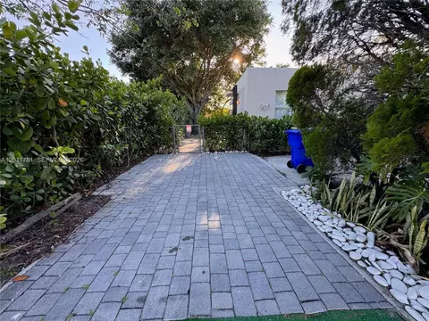 5800 Taylor St, Hollywood, FL 33021