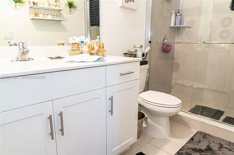 Bath - 10599 W 33rd Ct, Hialeah, FL 33018 photo 2 of 3
