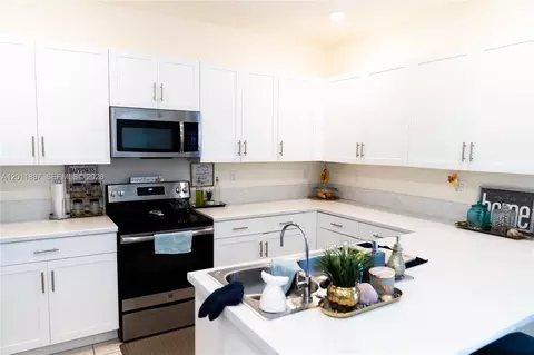 Kitchen - 10599 W 33rd Ct, Hialeah, FL 33018 photo 3 of 4
