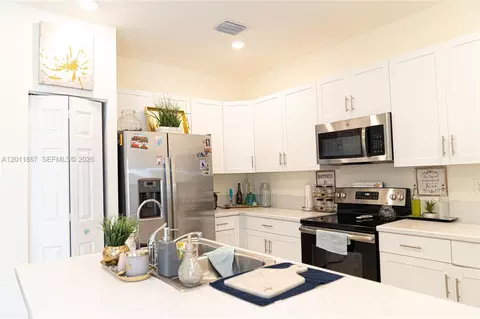 Kitchen - 10599 W 33rd Ct, Hialeah, FL 33018 photo 1 of 4