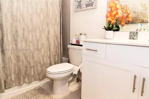 Bath - 10599 W 33rd Ct, Hialeah, FL 33018 photo 3 of 3