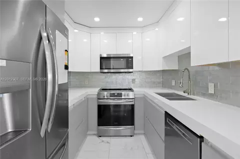 3675 N Country Club Dr #2008, Aventura, FL 33180