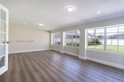 395 W 39th Pl, Hialeah, FL 33012 photo 4