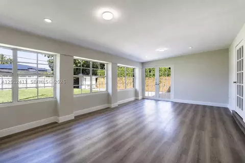 395 W 39th Pl, Hialeah, FL 33012 photo 2