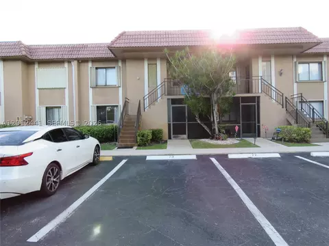 205 Lakeview Dr #102, Weston, FL 33326