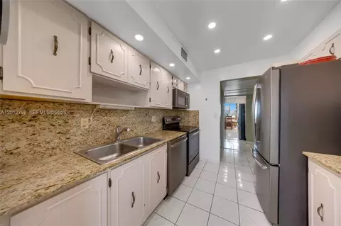 3113 S Ocean Dr #506, Hallandale Beach, FL 33009