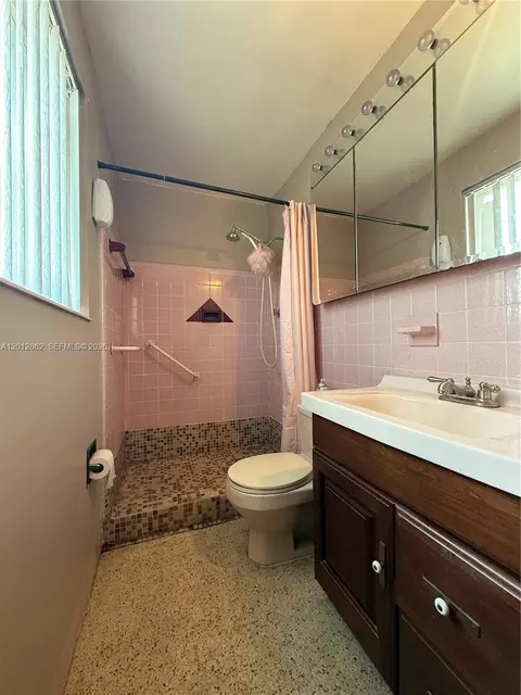 Bath - 399 W 12th St, Hialeah, FL 33010 photo 4 of 4