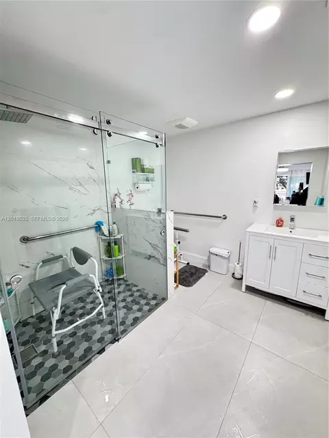 Bath - 7140 W 15th Ct, Hialeah, FL 33014 photo 2 of 2