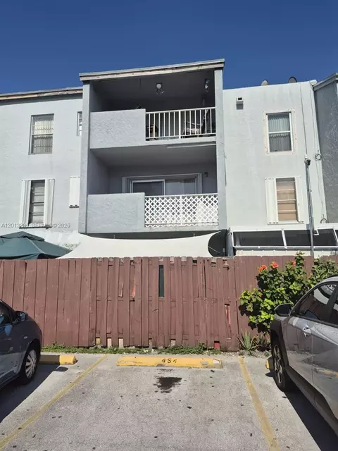 1735 W 60th St #M329, Hialeah, FL 33012