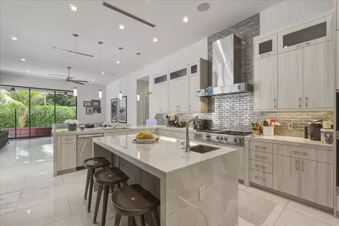 Kitchen - 6785 SW 99th Ter, Pinecrest, FL 33156 photo 4 of 5