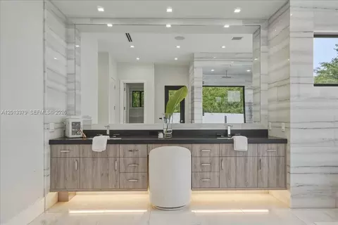 Bath - 6785 SW 99th Ter, Pinecrest, FL 33156 photo 3 of 11