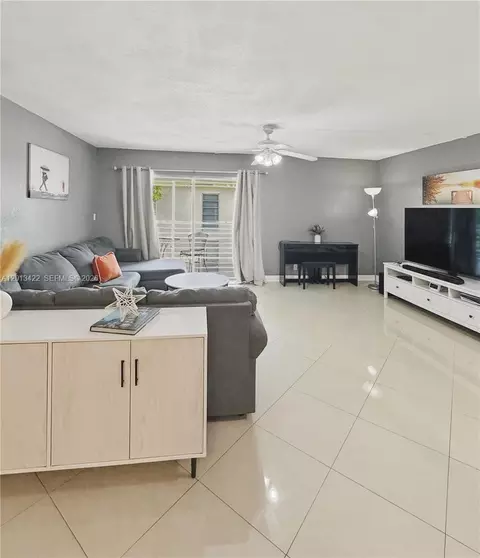 406 N Laurel Dr #207, Margate, FL 33063