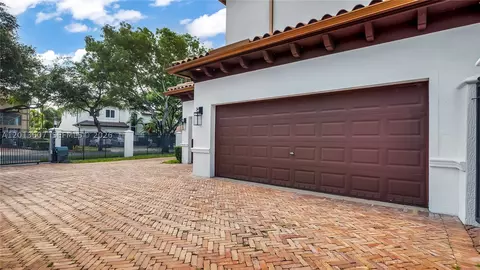 Exterior - 16763 NW 77th Path, Miami Lakes, FL 33016 photo 11 of 14
