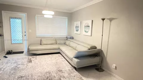 580 Egret Dr #211, Hallandale Beach, FL 33009