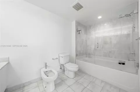 Bath - 601 NE 36th St #2707, Miami, FL 33137 photo 1 of 4