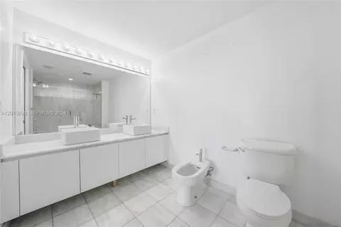 Bath - 601 NE 36th St #2707, Miami, FL 33137 photo 2 of 4