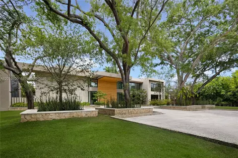 Exterior - 6701 SW 101st St, Pinecrest, FL 33156 photo 4 of 7