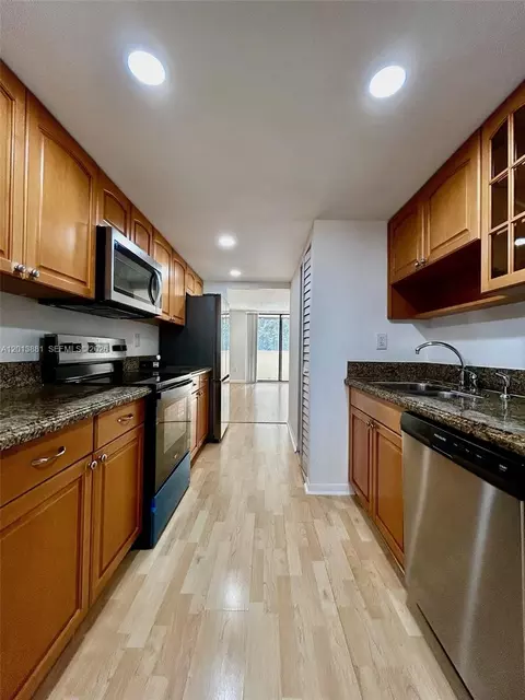 7451 NW 16th St #304, Plantation, FL 33313