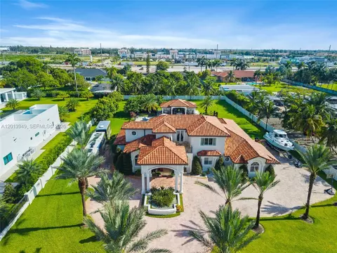 9861 NW 135th St, Hialeah Gardens, FL 33018