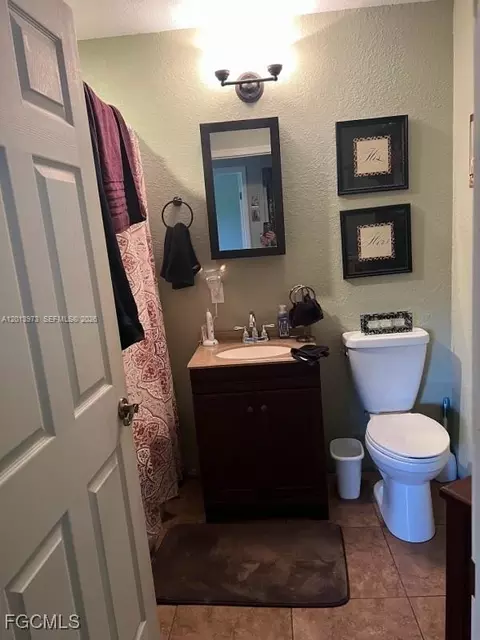 Bath - 826 B Rd, Labelle, FL 33935 photo 1 of 1