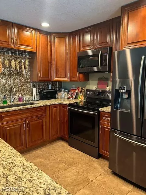 Kitchen - 826 B Rd, Labelle, FL 33935 photo 3 of 4