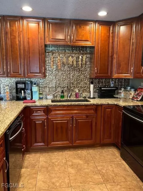 Kitchen - 826 B Rd, Labelle, FL 33935 photo 2 of 4