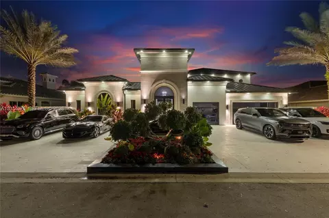541 Enclave Cir E, Pembroke Pines, FL 33027