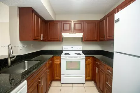 9491 S Palm Cir S #101, Pembroke Pines, FL 33025