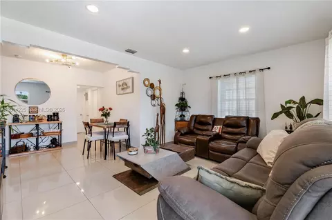 1059 NW 77th St, Miami, FL 33150