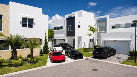 10381 NW 67th Ter, Doral, FL 33178