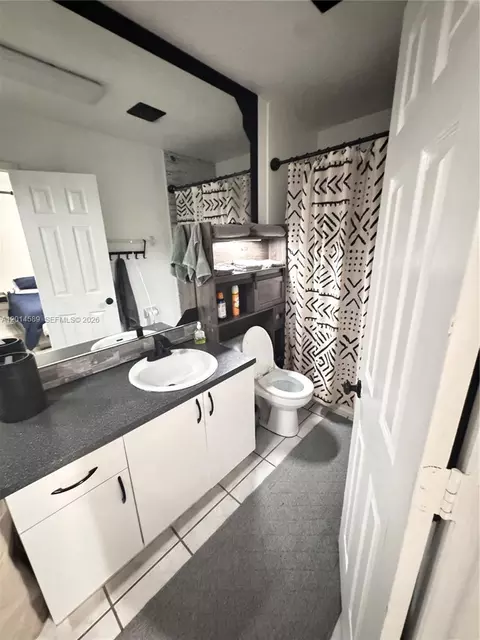 Bath - 1314 W 77th St, Hialeah, FL 33014 photo 4 of 5